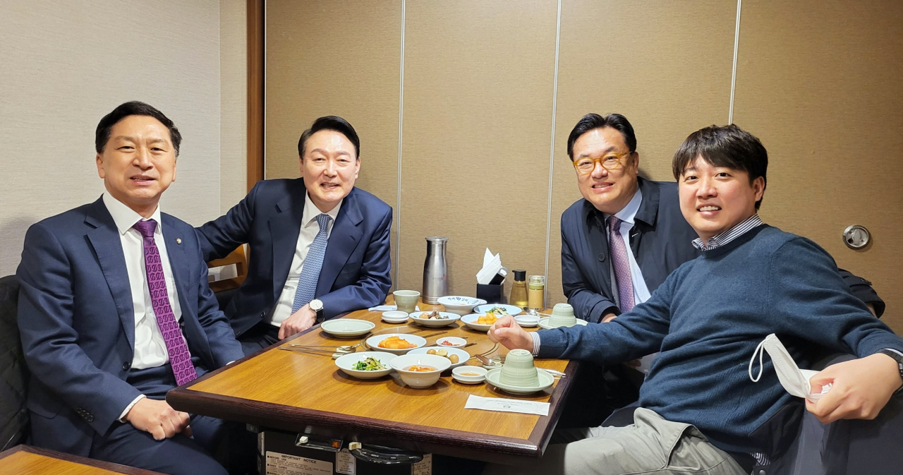 윤석열 대통령 당선인이 지방선거를 앞두고 소속당인 국민의힘 의원들과 ‘식사정치’를 통해 접촉면을 넓히고 있다. 사진은 지난달 18일 윤 당선인이 정진석 국회부의장, 김기현 국민의힘 원내대표, 이준석 국민의힘 대표와 오찬을 하는 모습. [인수위사진기자단]