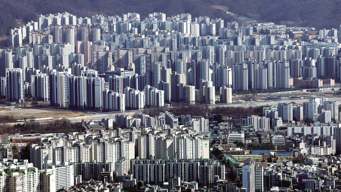 서울을 비롯한 수도권 전세 시장이 심상치 않다. 최근 급매물이 소진되고 가격이 꿈틀거릴 조짐을 보이고 있다. 사진은 서울 송파구 롯데월드타워 전망대 서울스카이에서 바라본 서울 시내 아파트 단지 모습. [연합]