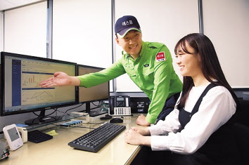 에스원 근무자가 고객에게 ‘PC-OFF 솔루션’을 설명하고 있다. [에스원 제공]