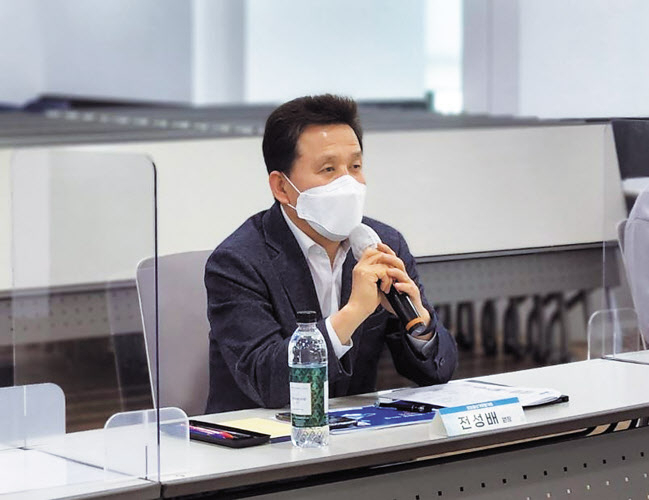 지난달 22일 서울 강남구 SW마에스트로 연수센터에서 열린 ‘디지털 청년 인재양성 정책기획 간담회’에서 전성배 정보통신기획평가원(IITP) 원장이 인사말을 하고 있다. [정보통신기획평가원 제공]