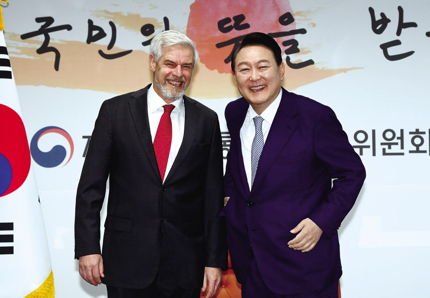 윤석열 대통령 당선인이 6일 오전 서울 종로구 통의동 제20대 대통령직인수위원회 집무실에서 미하엘 라이펜슈툴 주한 독일대사를 접견하고 있다. 박해묵 기자