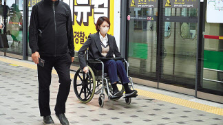 박홍근(위쪽) 원내대표와 고민정 의원이 6일 휠체어를 이용해 출근하고 있다. [각 의원실 제공]