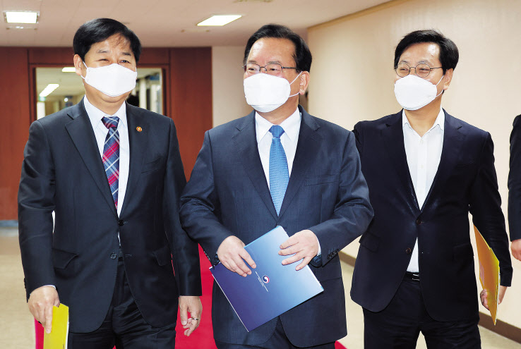 김부겸(가운데) 국무총리가 6일 정부서울청사에서 윤석열 대통령 당선인이 추진 중인 대통령 집무실 이전을 위한 예비비를 의결하기 위해 열린 임시국무회의에 참석하고 있다. 김 총리는 이와 관련해 “(오늘의) 예비비 의결은 안보공백 없는 정권이양에 협조하는 차원”이라고 말했다. [연합]