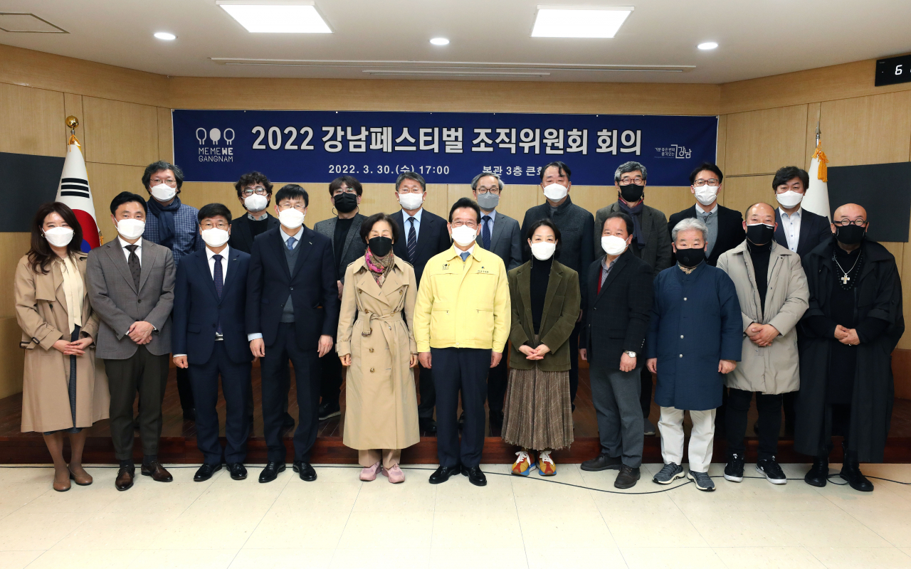 서울 강남구가 지난달 30일 ‘2022 강남페스티벌 조직위원회’를 공식 출범했다. 사진은 첫 회의 이후 기념촬영을 하는 모습. [강남구 제공]
