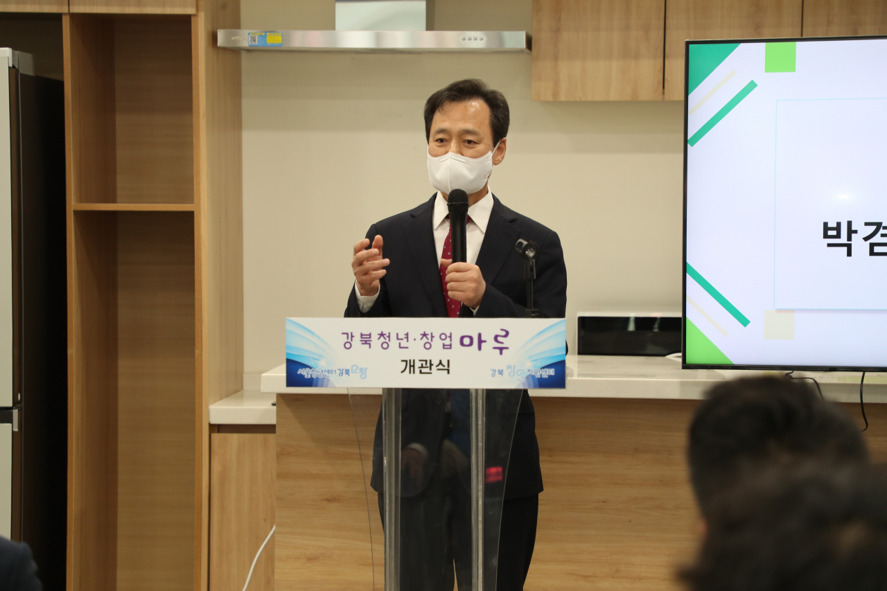 박겸수 강북구 구청장이 5일 구청 관계자, 구의원, 지역청년 등이 참석한 가운데 열린 ‘강북청년창업마루’를 개관식에서 발언하고 있다. [강북구 제공]