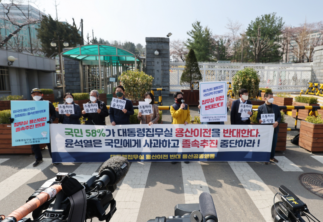 용산시민연대 등 대통령 집무실 용산이전 반대 공동행동에 참여하고 있는 시민사회단체 회원들이 6일 서울 용산구 국방부 앞에서 대통령 집무실 용산 이전 추진을 중단할 것을 촉구하며 기자회견을 하고 있다. [연합]