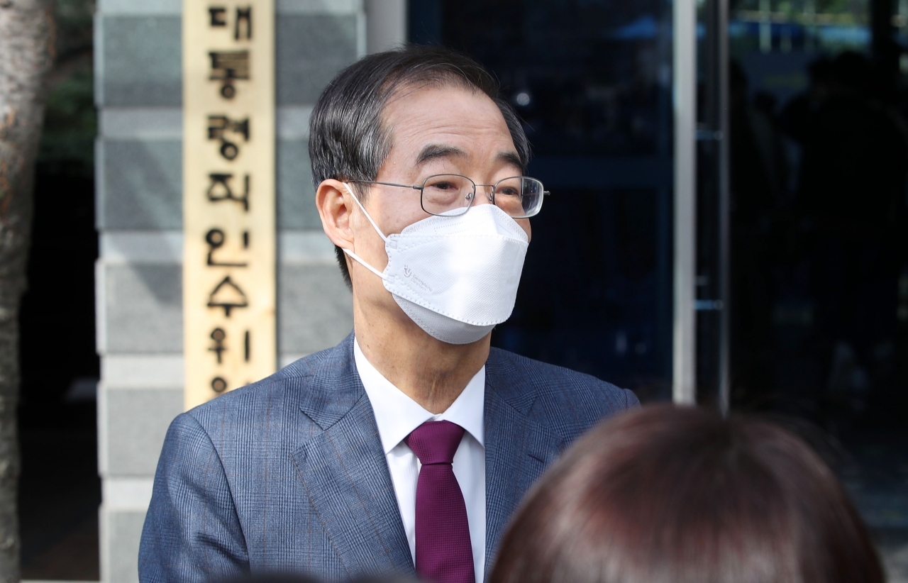 한덕수 국무총리 후보자가 5일 오전 서울 종로구 통의동 금융감독원 연수원에 마련된 제20대 대통령직인수위원회를 나서면서 취재진 질문에 답하고 있다. 박해묵 기자