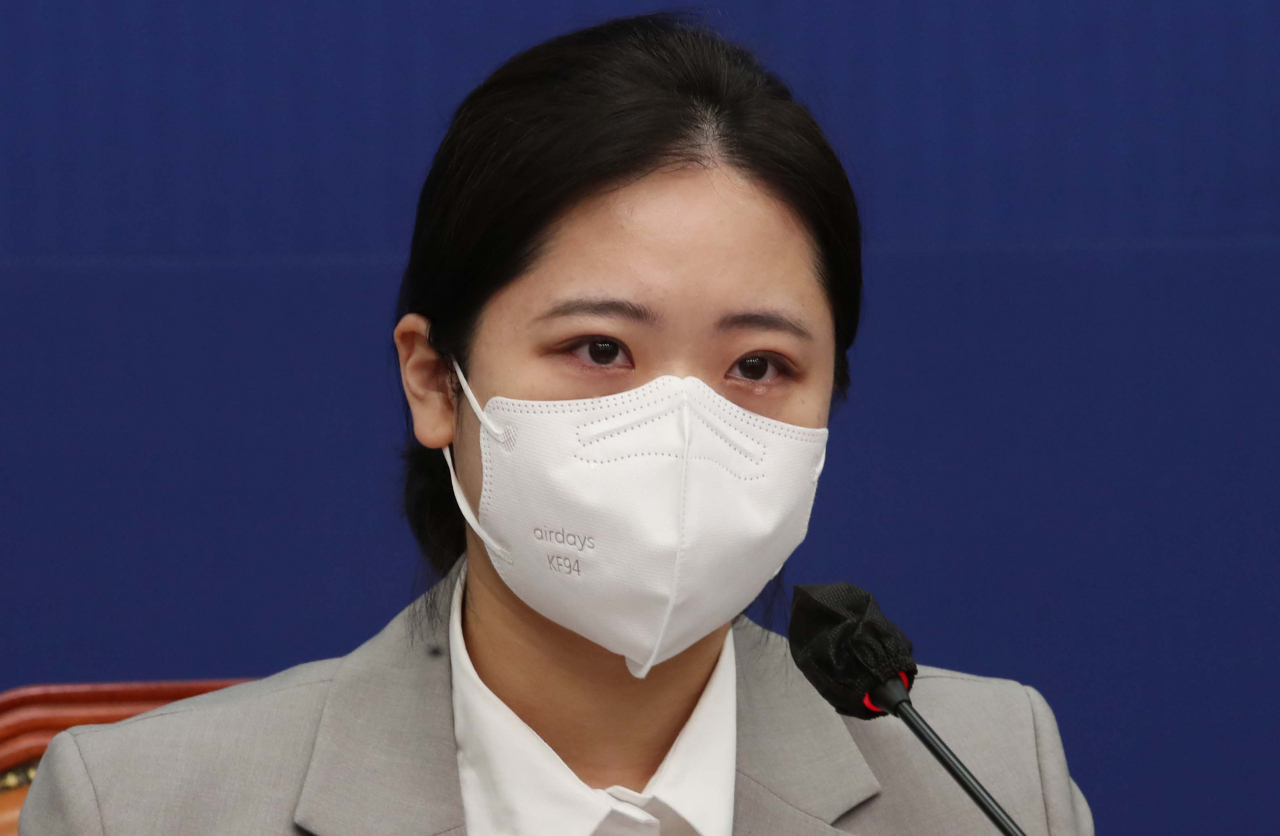 박지현 더불어민주당 공동비상대책위원장이 6일 서울 여의도 국회에서 열린 비상대책회의에서 ‘고 이예람 중사 특검법’ 불발을 아리며 눈물을 흘리고 있다. 이상섭 기자