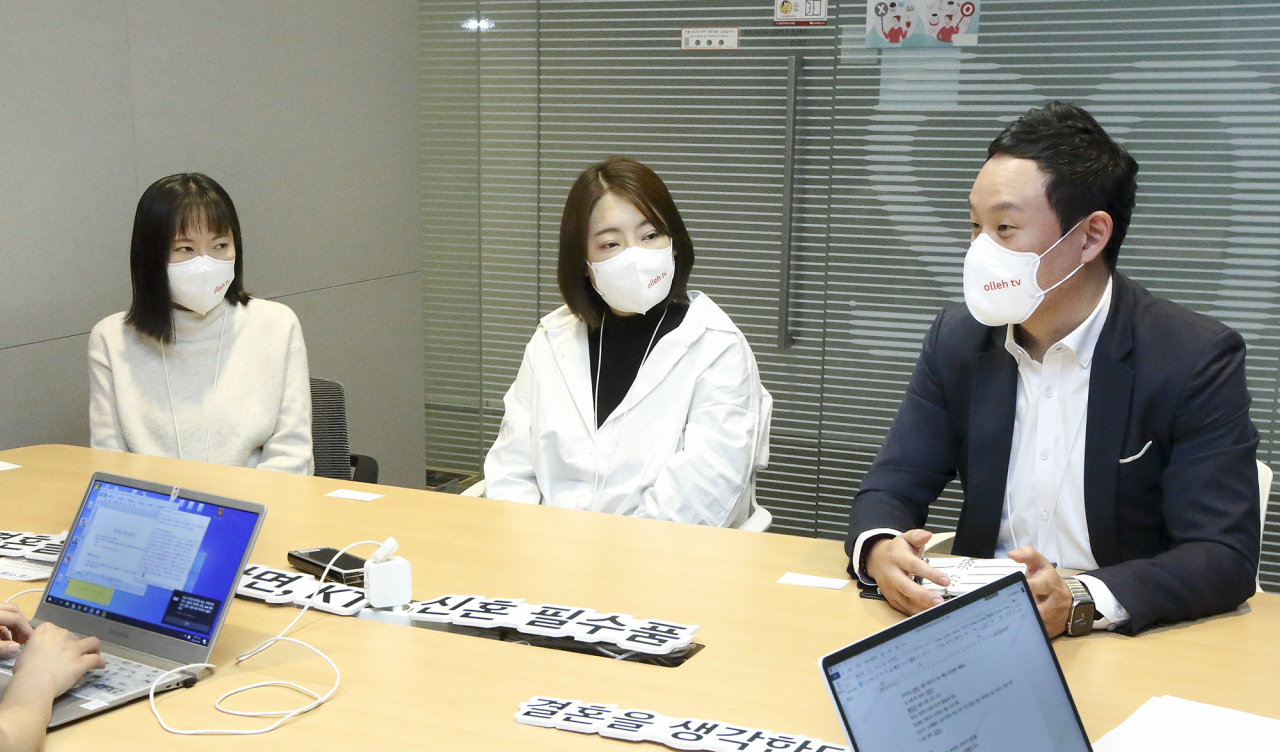 정 대리와 김 과장, 그리고 윤 과장이 인터뷰를 진행하고 있다.[KT제공]