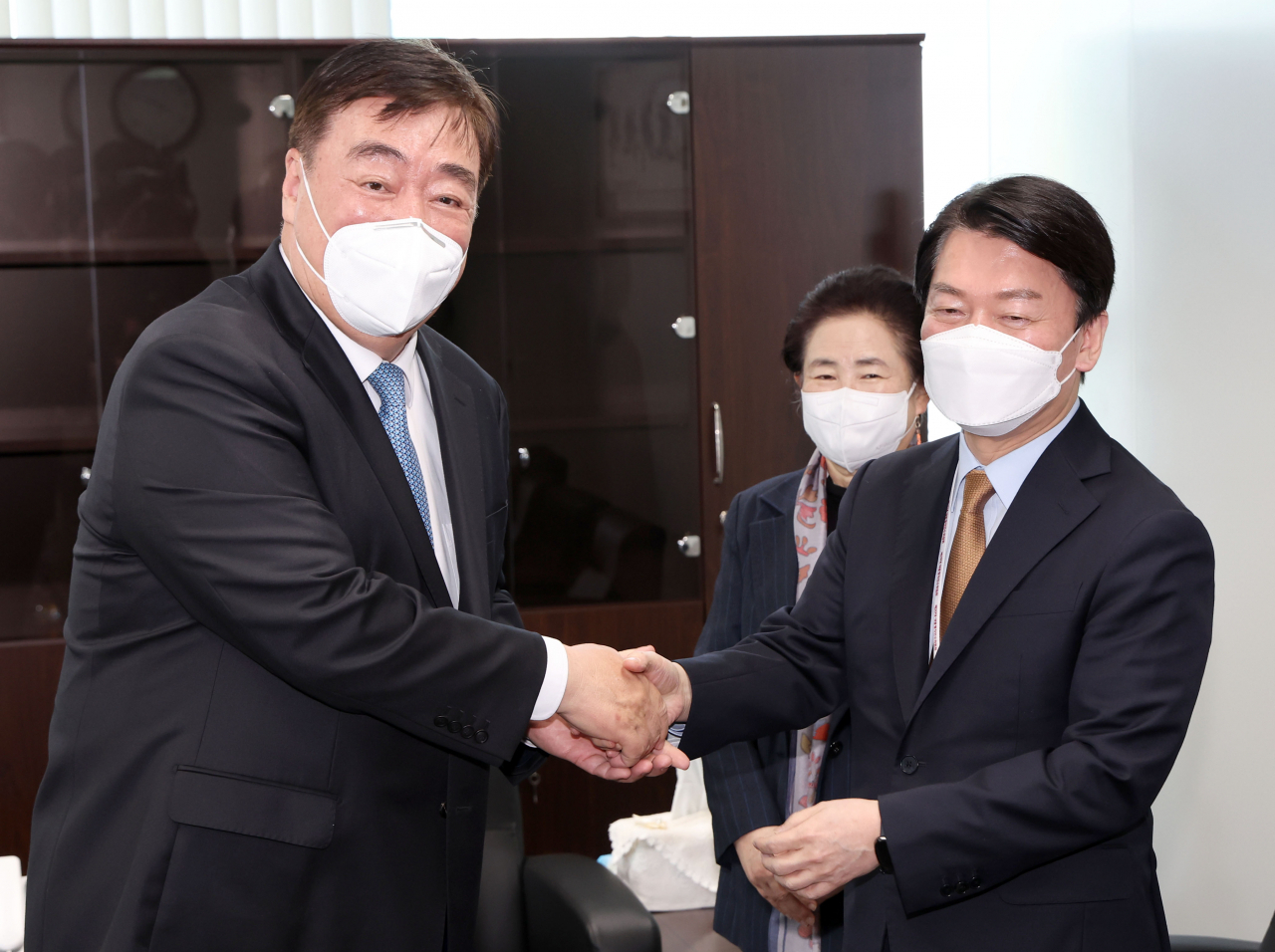 안철수 제20대 대통령직인수위원회 위원장이 6일 오전 서울 종로구 통의동 대통령직인수위원회에서 싱하이밍 주한 중국대사를 접견하고 있다. [연합]
