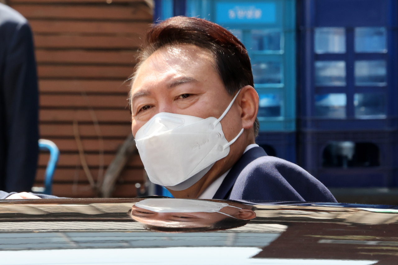 윤석열 대통령 당선인이 6일 오후 서울 종로구 통의동 제20대 대통령직인수위원회 집무실을 나서고 있다. 연합뉴스