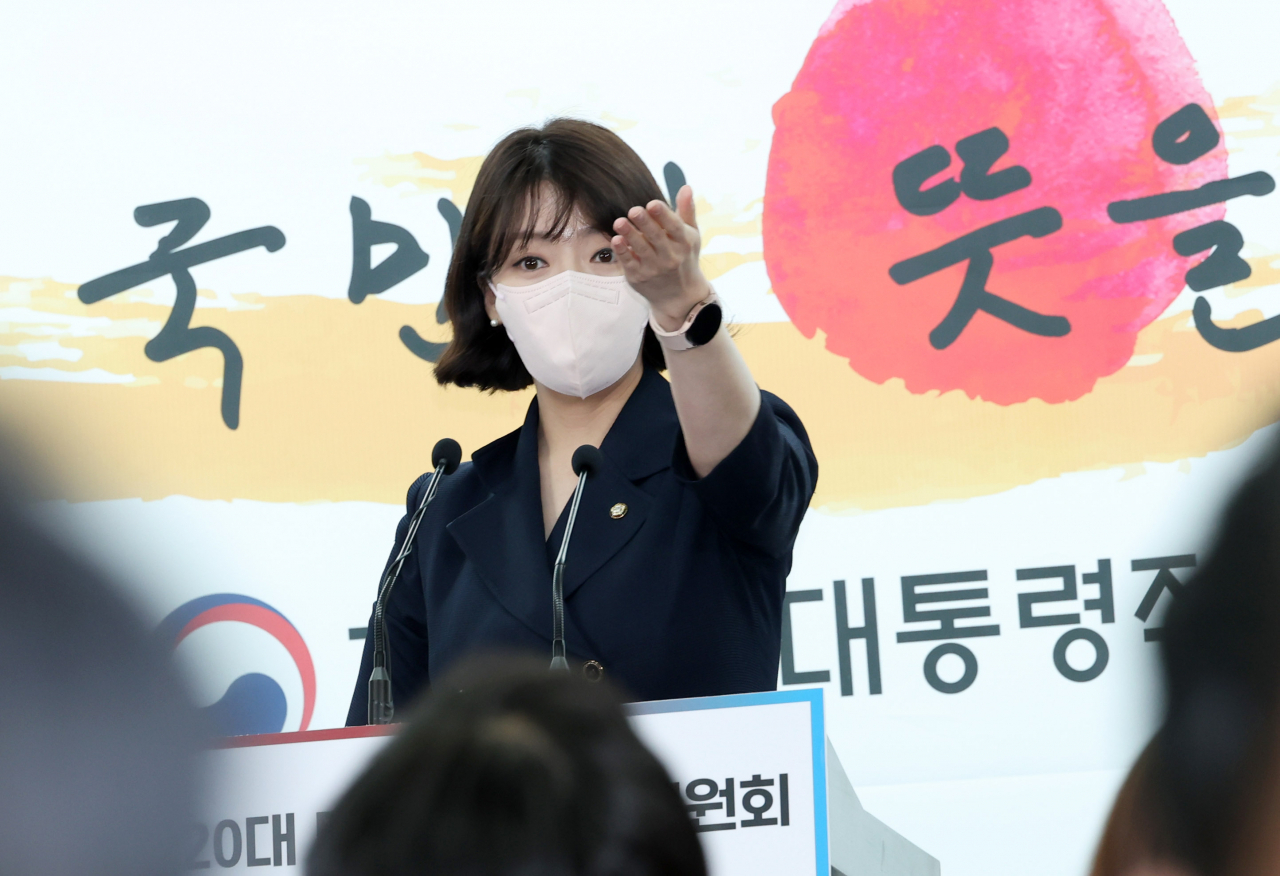 배현진 대통령 당선인 대변인이 6일 서울 통의동 제20대 대통령직인수위원회에서 일일 브리핑을 마친 뒤 질문받고 있다. [연합]