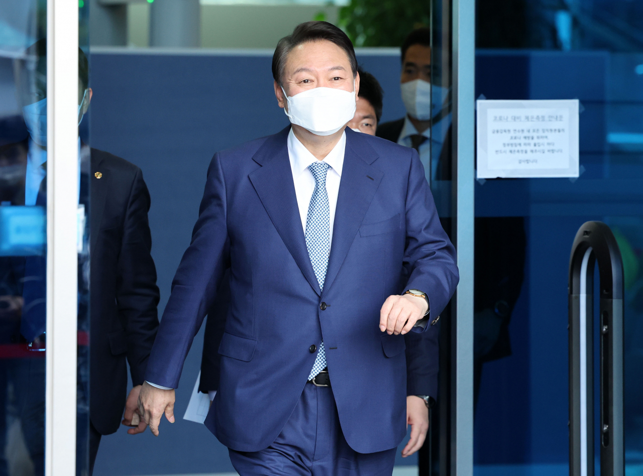 윤석열 대통령 당선인이 6일 오후 신문의날 행사 참석차 서울 통의동 제20대 대통령직인수위원회 집무실을 나서고 있다. [연합]