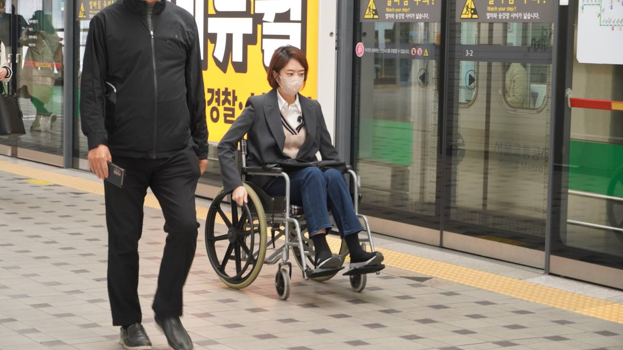 고민정 더불어민주당 의원이 6일 오전 휠체어를 타고 지하철을 이용해 국회로 출근하고 있다. [사진=고민정 의원실]