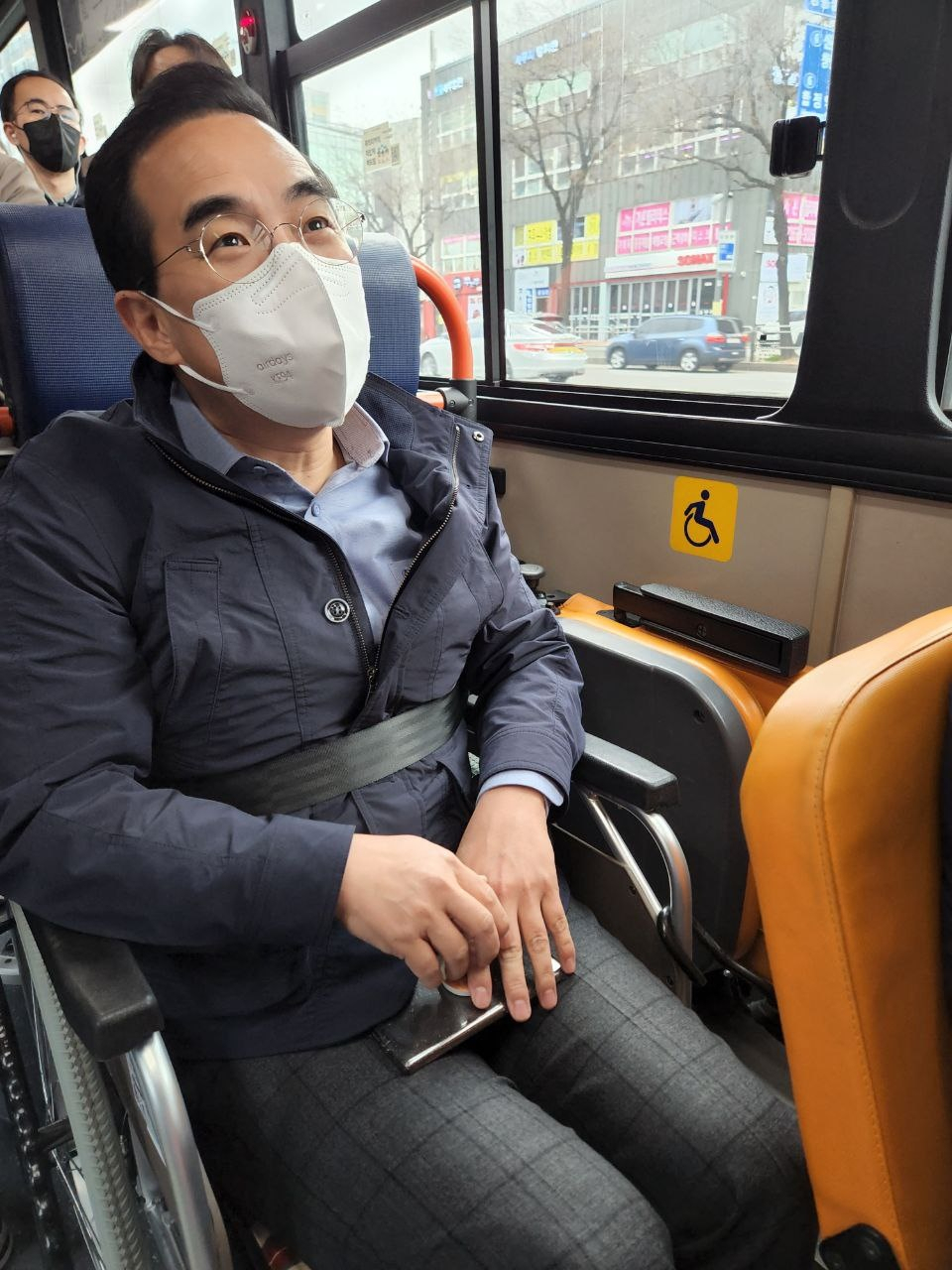 박홍근 더불어민주당 원내대표가 6일 오전 휠체어를 타고 저상버스를 이용해 국회로 출근하고 있다. [사진=박홍근 의원실]
