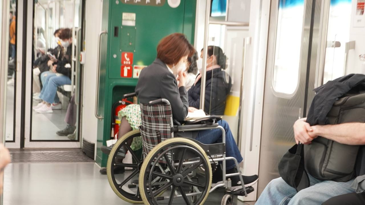 고민정 더불어민주당 의원이 6일 오전 휠체어를 타고 지하철을 이용해 국회로 출근하고 있다. [사진=고민정 의원실]
