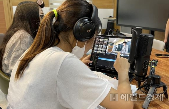지난해 한 송파구 청소년이 ‘뭐든지 프로젝트’에서 활동하고 있는 모습. [송파구 제공]