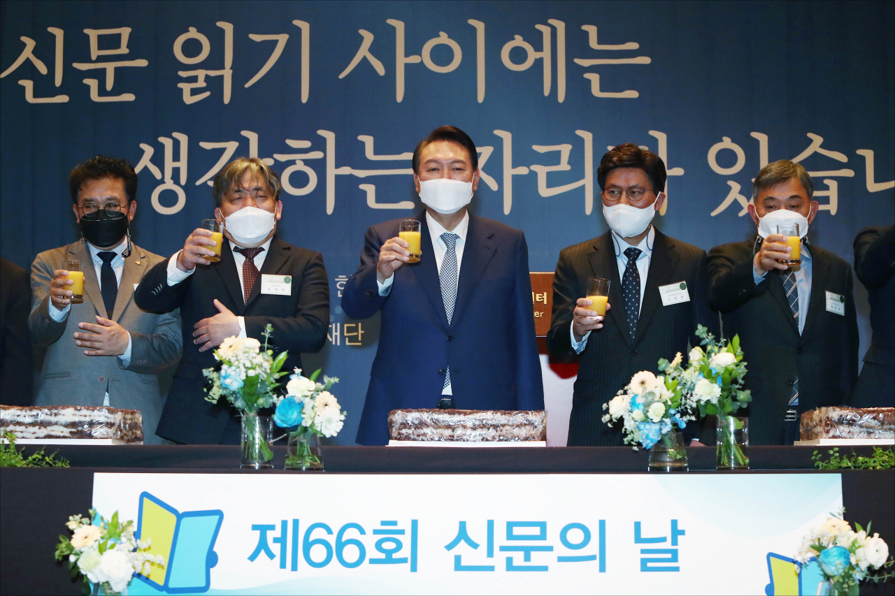 윤석열 대통령 당선인이 6일 오후 한국프레스센터에서 열린 제66회 신문의 날 기념식에서 기념촬영을 하고 있다. 왼쪽부터 김동훈 한국기자협회장, 임채청 한국신문협회장, 윤 당선인, 서양원 한국신문방송편집인협회장, 홍준호 전 한국신문협회장. 연합뉴스