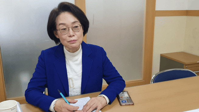 광주시교육감 선거에 도전장을 낸 박혜자 후보가 헤럴드경제 취재진과의 인터뷰에서 살아온 발자취와 공약 등을 설명하고 있다. 서인주 기자