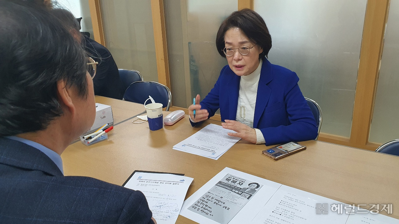 박혜자 후보가 실력광주 회복을 위해 미래교육원 설립 취지를 설명하고 있다. 서인주 기자