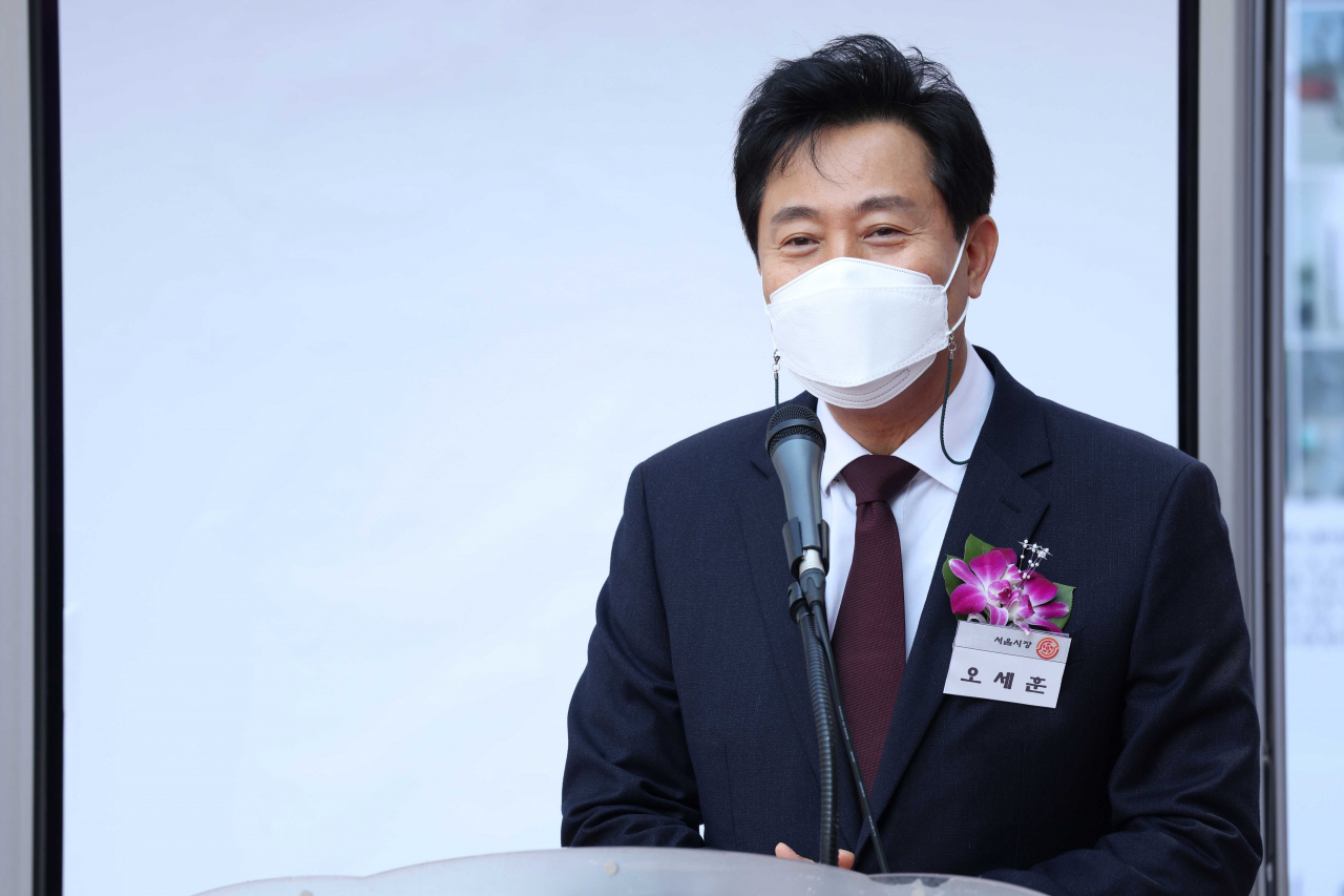 4월 7일로 취임 1년을 맞은 오세훈 서울시장이 4일 서울 중구 한국프레스센터 광장 전시장에서 열린 제58회 한국보도사진전 개막식에서 축사하고 있다. [연합]