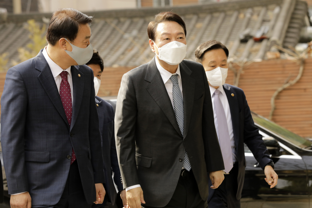 윤석열 대통령 당선자가 5일 오전 서울 종로구 통의동 금융감독원 연수원에 마련된 대통령직인수위원회에 출근하고 있다. 박해묵 기자