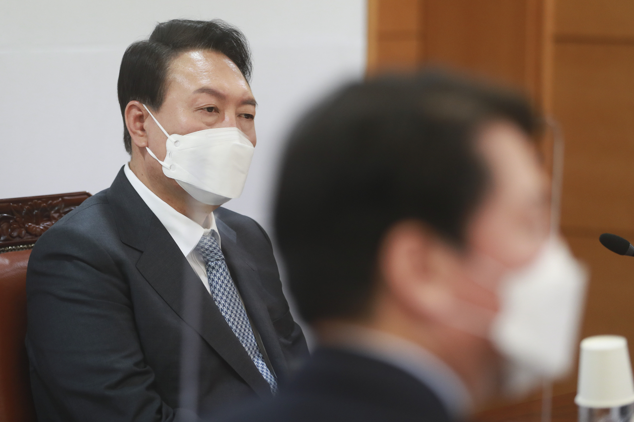 윤석열 대통령 당선인이 지난 5일 오전 서울 종로구 통의동 대통령직인수위원회에서 열린 간사단회의에서 참석자들의 발언을 듣고 있다. 박해묵 기자