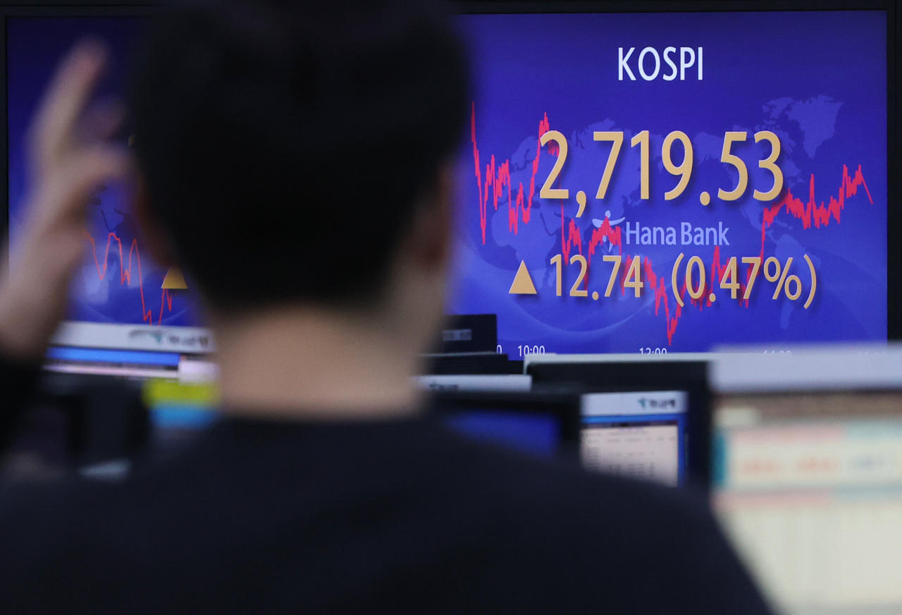 An electronic board showing the Korea Composite Stock Price Index (Kospi) at a dealing room of the Hana Bank headquarters in Seoul on Thursday. (Yonhap)