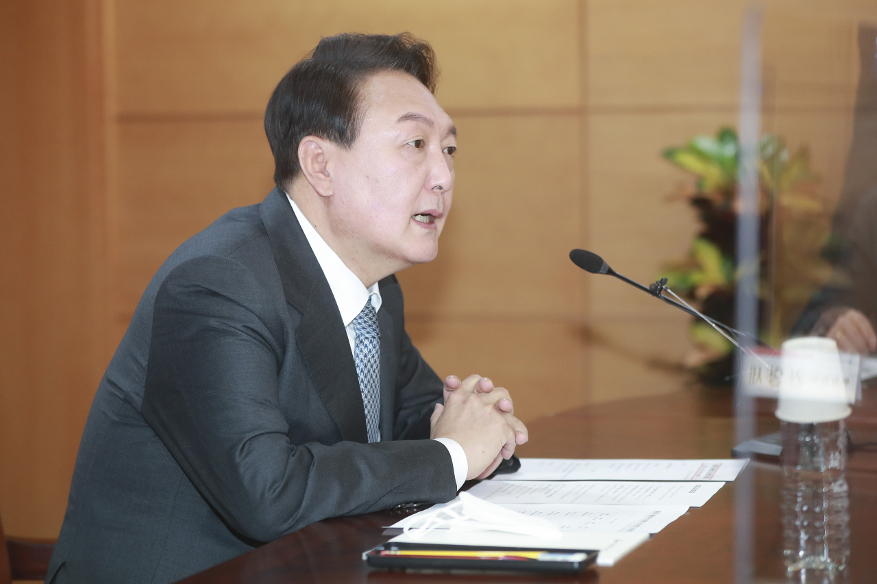 윤석열 대통령 당선인이 지난 5일 오전 서울 종로구 통의동 대통령직인수위원회에서 열린 간사단회의에서 모두발언을 하고 있다. [박해묵 기자]