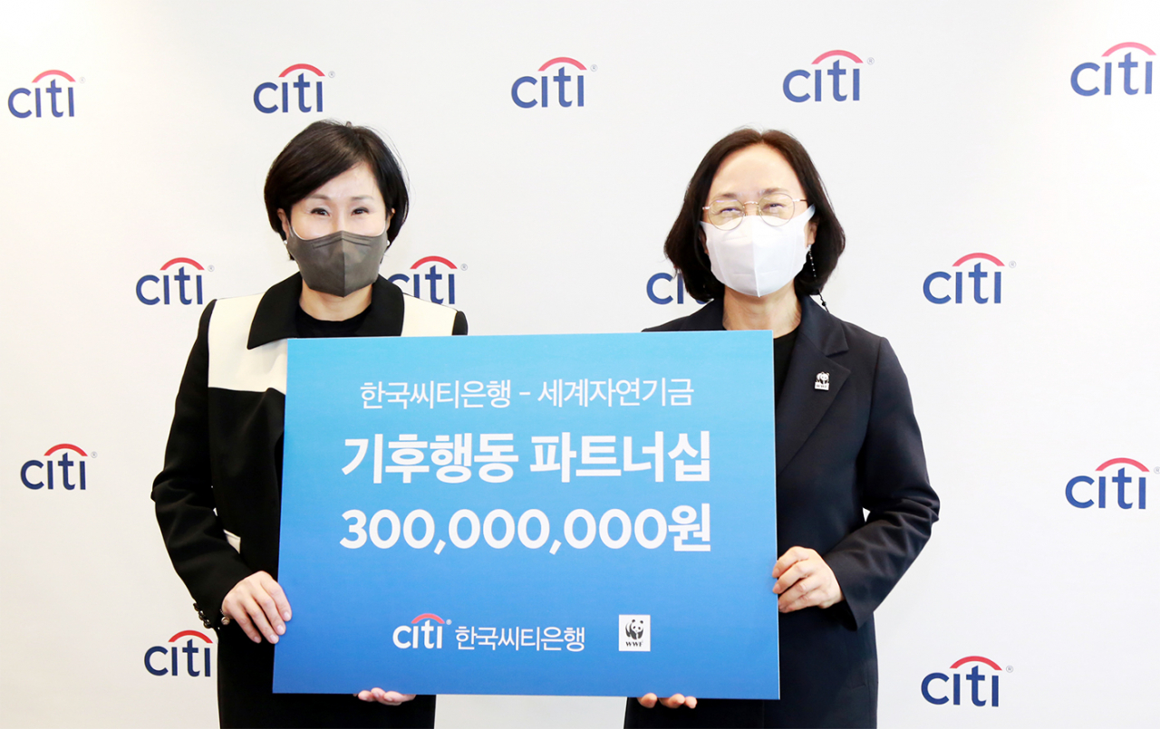한국씨티은행은 4월 6일 오후 서울 종로구 새문안로 소재 한국씨티은행 본점에서 WWF-Korea와 함께 ‘기후행동 파트너십 내일을 위한 변화 프로그램’ 후원 협약식을 가졌다. 이날 협약식에서 유명순 한국씨티은행장(왼쪽)이 홍윤희 WWF-Korea 사무총장(우측)에게 후원금을 전달하고 있다.[한국씨티은행 제공]