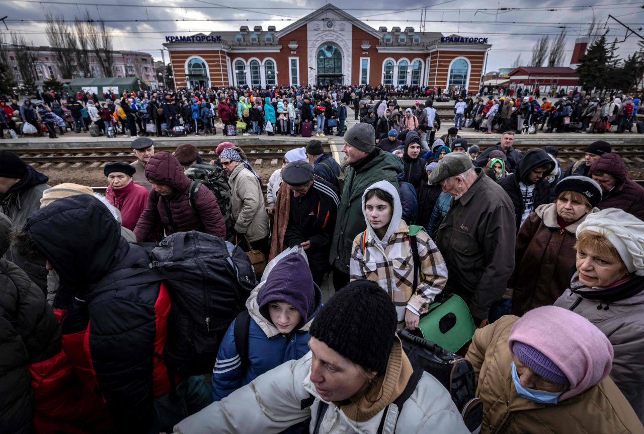 우크라이나 수도 키이우에서 철군한 러시아군이 동부 돈바스 지역에 대한 대대적인 공세를 벌일 것이라는 관측이 나오는 가운데 이리나 베레슈크 우크라이나 부총리는 6일(현지시간) 돈바스에 속한 도네츠크 주민들을 대상으로 긴급 대피령을 내렸다. 같은 날 도네츠크 부흘레다르에서는 러시아군의 공격으로 4명의 민간인 사망자가 나왔다. 앞서 러시아 크렘린궁은 도네츠크 전체를 점령할 계획이라고 밝혔다. 전날 피란길에 오른 도네츠크 북부 도시 크라마토르스크의 시민들이 중앙역에서 기차를 기다리고 있다. AFP]