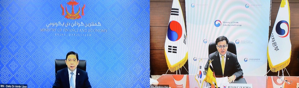 This photo, provided by South Korea's trade ministry, shows Seoul's Trade Minister Yeo Han-koo (R) speaking with Brunei's second finance minister, Mohd Amin Liew Abdullah, on Thursday. (South Korea's trade ministry)
