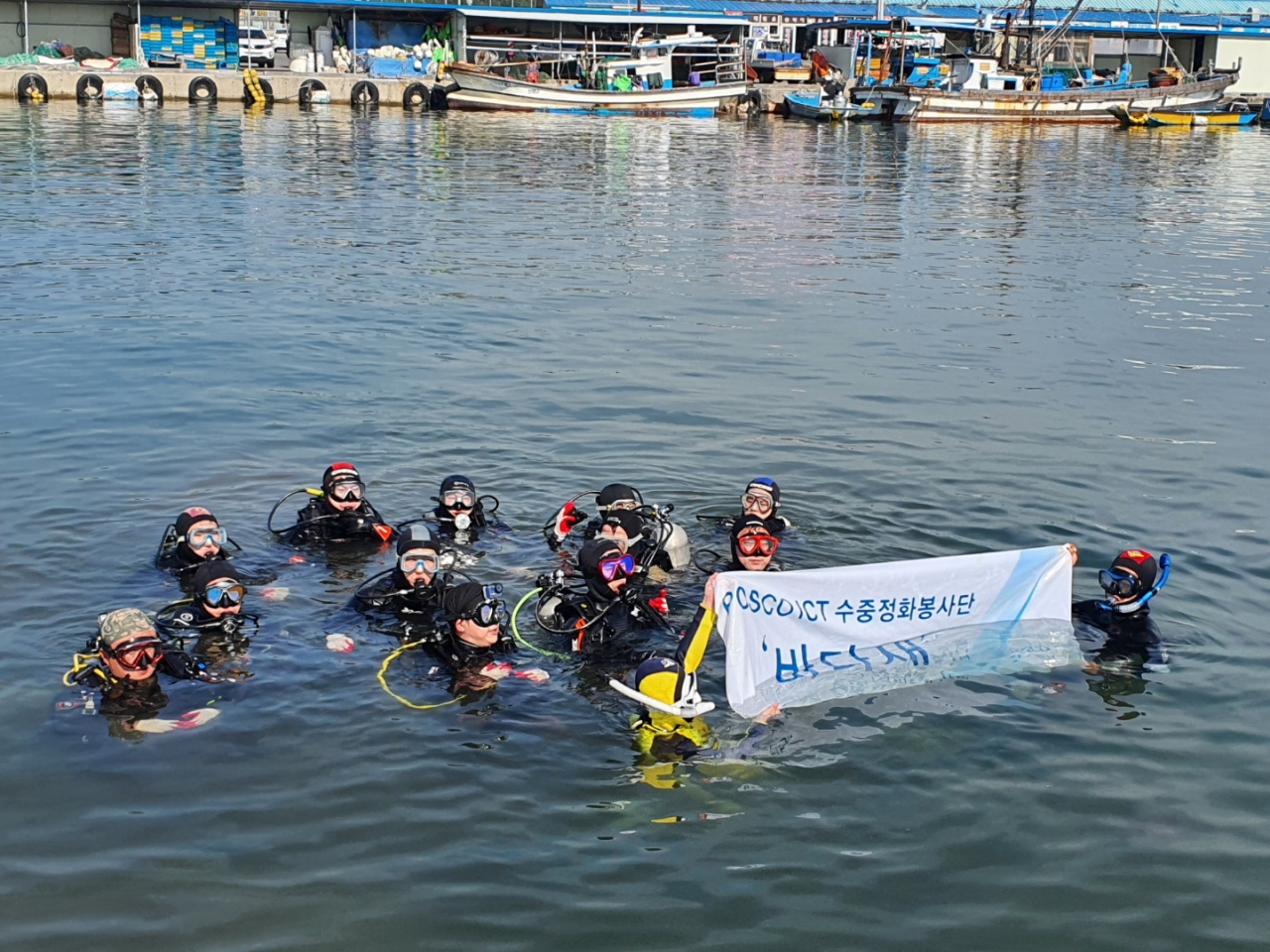 포스코ICT가 식물 생태계 보존하고, 이들이 공기 중 탄소를 흡수하는 ‘블루카본(Blue Carbon)’을 조성하는 ESG 활동을 추진한다. 사진은 해양생태계 복원에 참여하는 포스코ICT 스킨스쿠버 재능봉사단 [포스코ICT 제공]