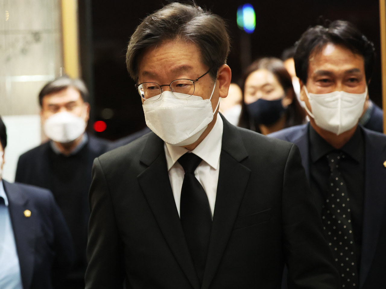 이재명 전 더불어민주당 대선 후보가 지난 16일 오후 경기 평택 중앙장례식장에 마련된 대선 낙선 인사 중 교통사고로 숨진 민주당 평택을 여성위원장 A씨 빈소로 들어서고 있다. [연합]