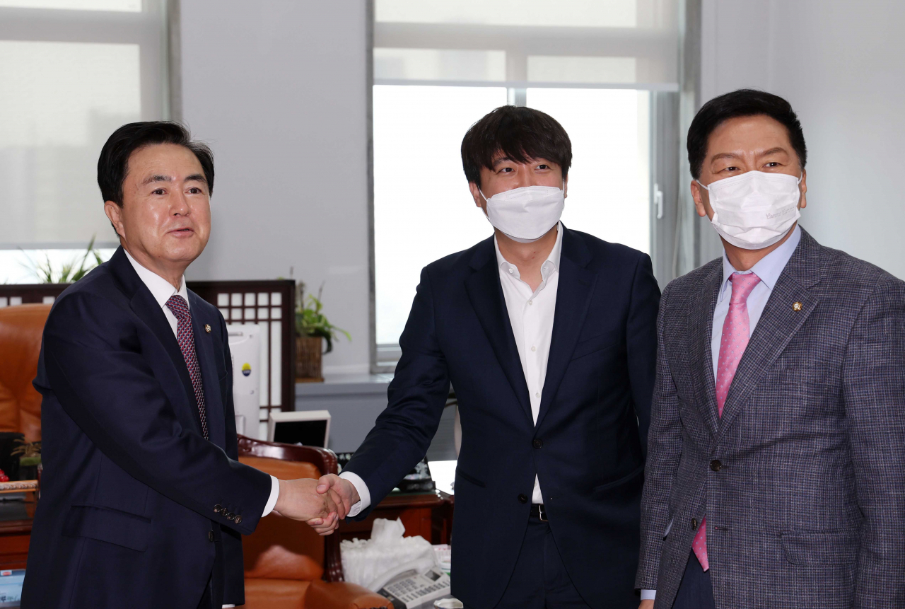 국민의힘 이준석 대표(가운데)와 김기현 원내대표(오른쪽)가 4일 오전 서울 여의도 국회 농해수위 위원장실에서 김태흠 의원을 만나 인사를 나누고 있다. [연합]