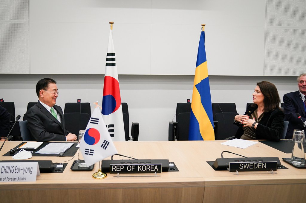 South Korean Foreign Minister Chung Eui-yong (L) talks with Swedish Foreign Minister Ann Linde in Brussels on Wednesday, in this photo provided by Chung's ministry. (Chung's ministry)