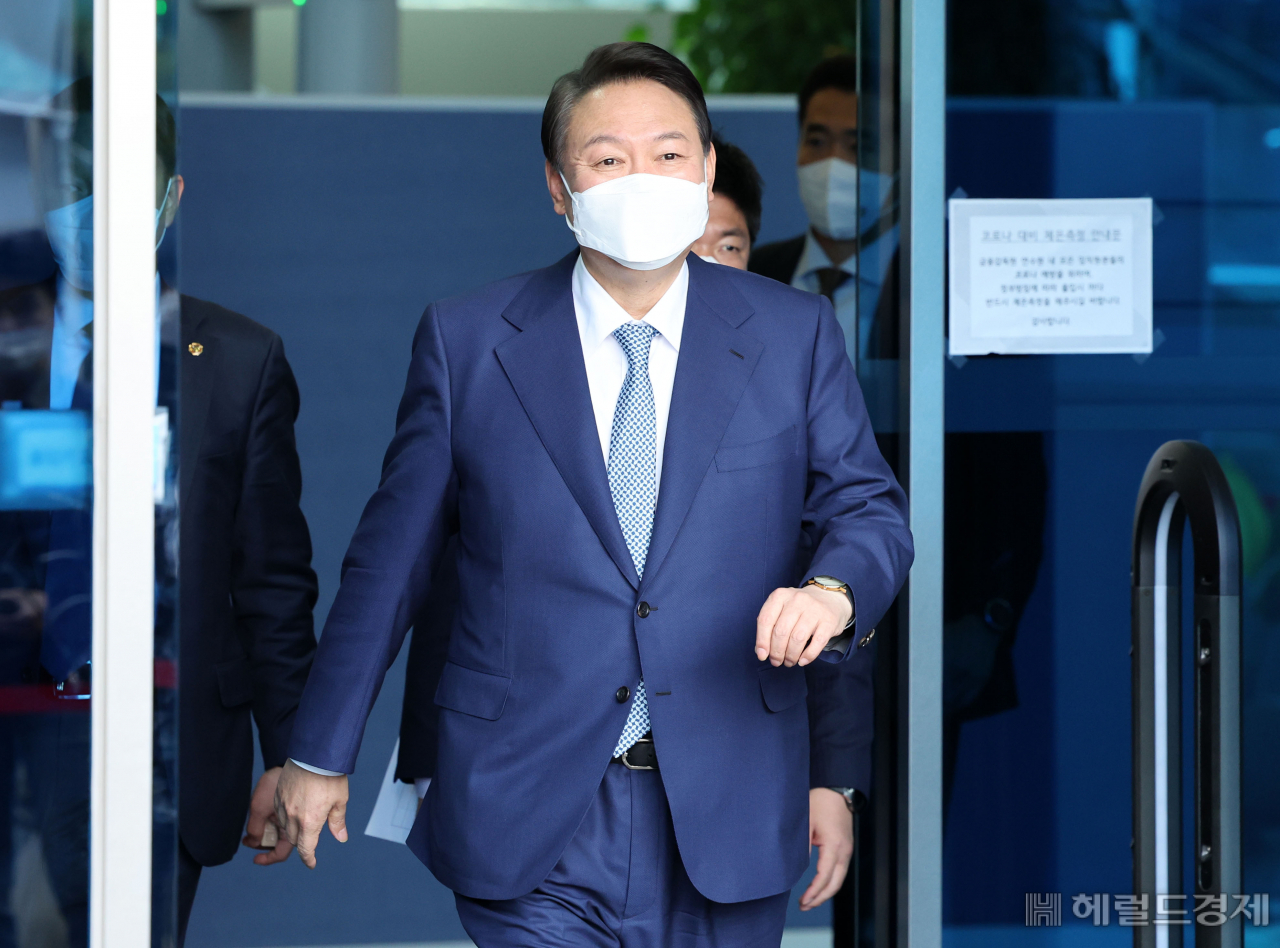윤석열 대통령 당선인이 지난 6일 오후 서울 통의동 집무실을 나서고 있다. 박해묵 기자