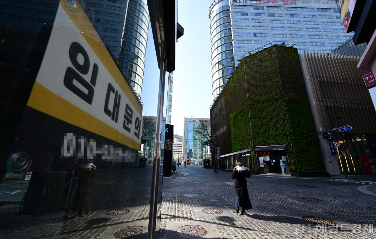 코로나 여파로 인해 자영업자들이 어려움을 겪고 있는 가운데 7일 오전 서울 명동거리에는 상가 '임대문의'를 알리는 문구들을 쉽게 볼 수 있다. 박해묵 기자