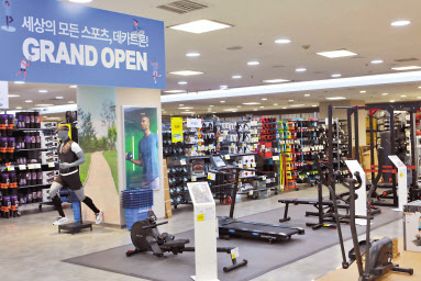 롯데마트가 스포츠 용품계의 이케아라고 불리는 ‘데카트론(Decathlon)’ 매장을 오픈하며 전문점 영역 확대에 나선다. [롯데마트 제공]