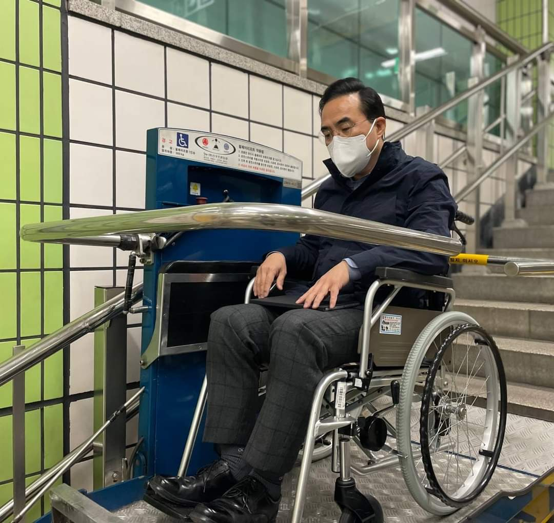 박홍근 더불어민주당 원내대표가 6일 휠체어 지하철 출근 챌린지에 동참하고 있는 모습. [연합]