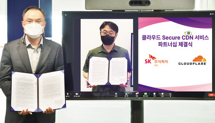 SK㈜ C&C는 글로벌 CDN 기업 ‘클라우드플레어’와 업무 협약을 맺고 ‘클라우드 시큐어 CDN’ 서비스를 내놓는다고 7일 밝혔다. 신현석 SK㈜ C&C 클라우드 트랜스포메이션 그룹장(왼쪽)과 한병용 클라우드플레어 한국 대표가 기념 촬영을 하는 모습. [SK㈜ C&C 제공]