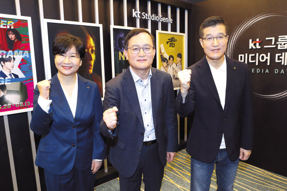 KT스튜디오지니 김철연 대표(왼쪽부터), KT Customer부문장 강국현 사장, skyTV 윤용필 대표가 7일 서을 송파구 소피텔 앰배서더 호텔에서 열린 KT그룹 미디어데이에서 기념사진을 찍고 있다. [KT 제공]