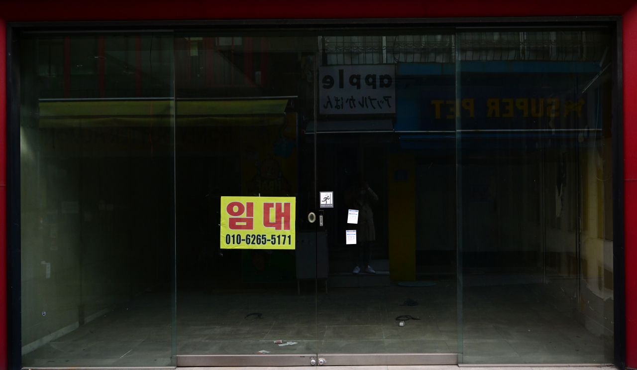 코로나 여파로 인해 자영업자들이 어려움을 겪고 있는 가운데 7일 오전 서울 명동거리에서 상가 '임대문의'를 알리는 문구들을 쉽게 볼 수 있다. 박해묵 기자