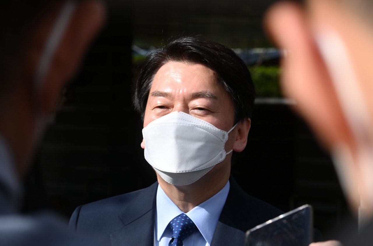 Transition team Chairman Ahn Cheol-soo speaks to reporters on Thursday. (Yonhap)