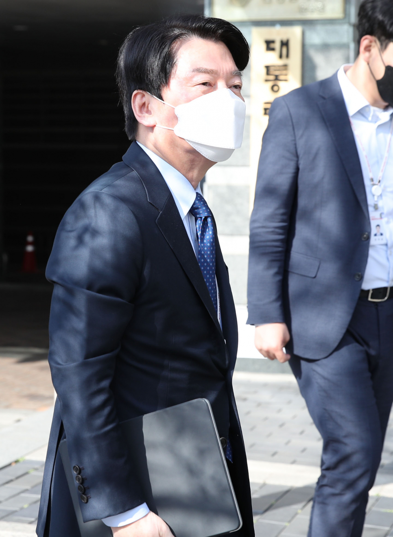 안철수 대통령직인수위원회 위원장이 7일 오전 서울 종로구 통의동 금융감독원 연수원에 마련된 제20대 대통령직 인수위원회 집무실로 출근하고 있다. [인수위사진기자단]