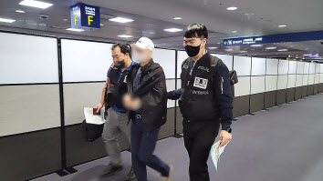 ‘투자금 돌려막기’ 사기 피의자 A씨가 베트남에서 검거돼 7일 오전 국내로 강제송환되고 있다. [경찰청 제공]