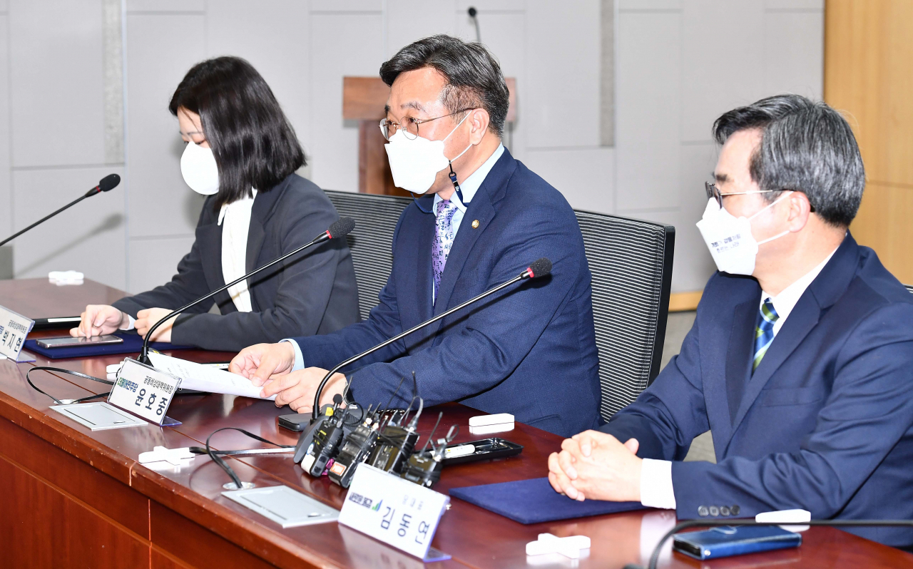 더불어민주당 윤호중 공동비상대책위원장이 7일 서울 여의도 국회에서 열린 더불어민주당·새로운물결 합당 서약식에서 발언하고 있다. [연합]