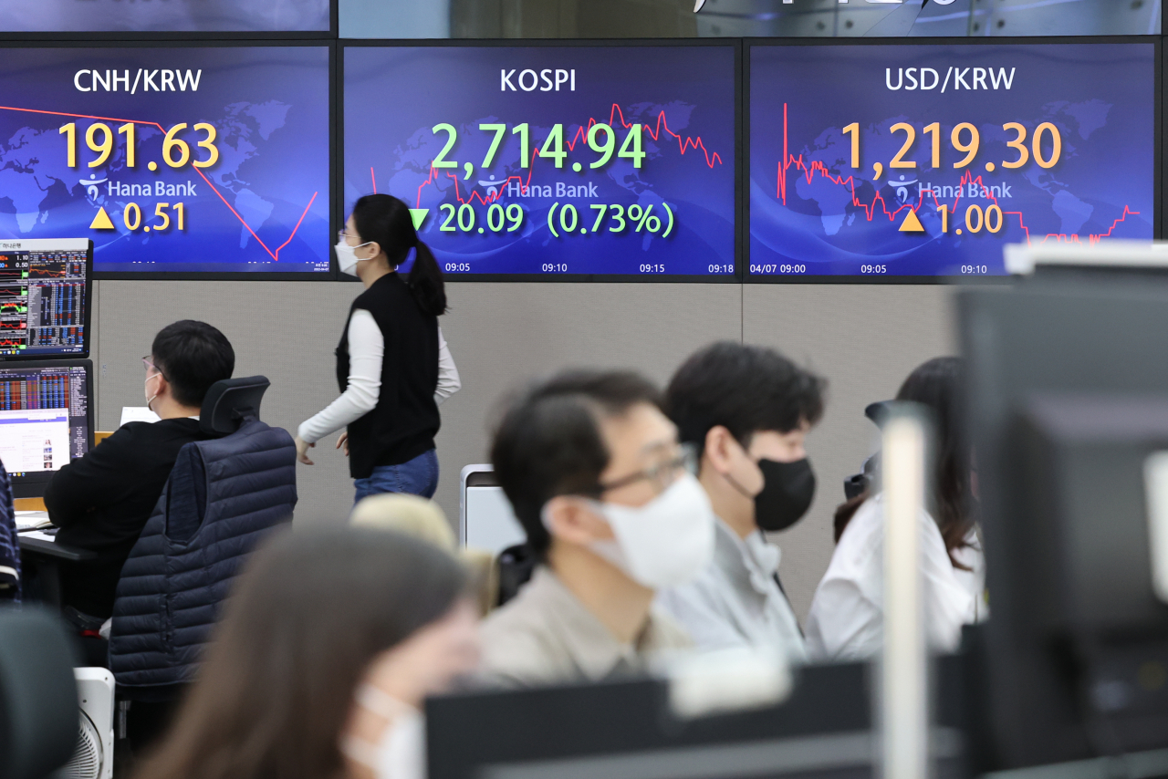 지난해 가계 주식 투자 규모가 역대 최대 기록을 새로 쓴 것으로 집계됐다. 한국은행은 7일 가계의 국내주식 취득이 87조6000억원이 늘어나면서 통계편제 이래 최대치를 보였다고 밝혔다. 사진은 이날 오전 서울 중구 하나은행 딜링룸. [연합]