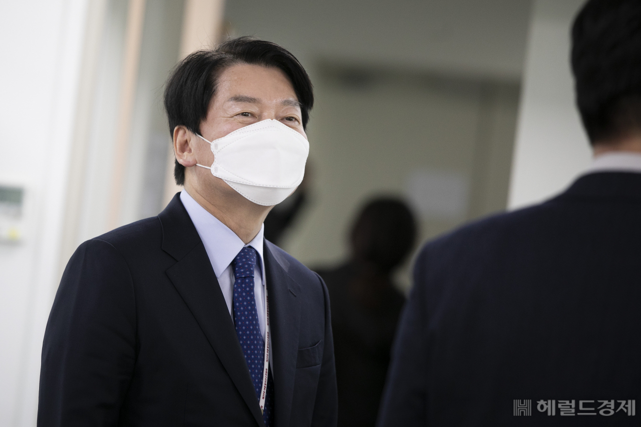 안철수 제20대 대통령직인수위원회 위원장이 7일 오후 서울 종로구 삼청동 대통령직인수위원회 기자실을 방문 기자들과 이야기를 나누며 환하게 웃고 있다. 박해묵 기자