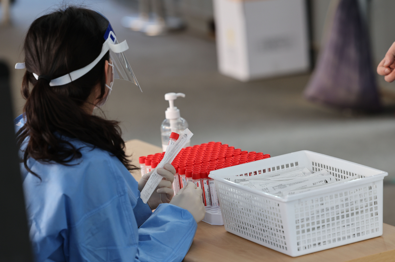 7일 오전 서울역 광장에 마련된 신종 코로나바이러스 감염증(코로나19) 임시 선별검사소에 PCR 검체 채취 키트가 놓여있다. [연합]